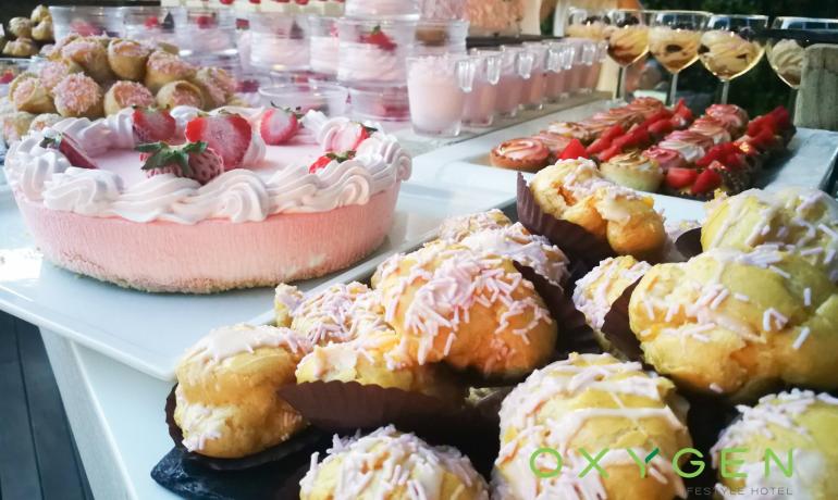 Dessertbuffet mit dekorierten Kuchen und Gebäck.
