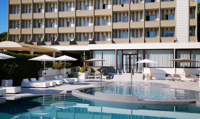 Hotel moderno con piscina all'aperto e comode aree relax.
