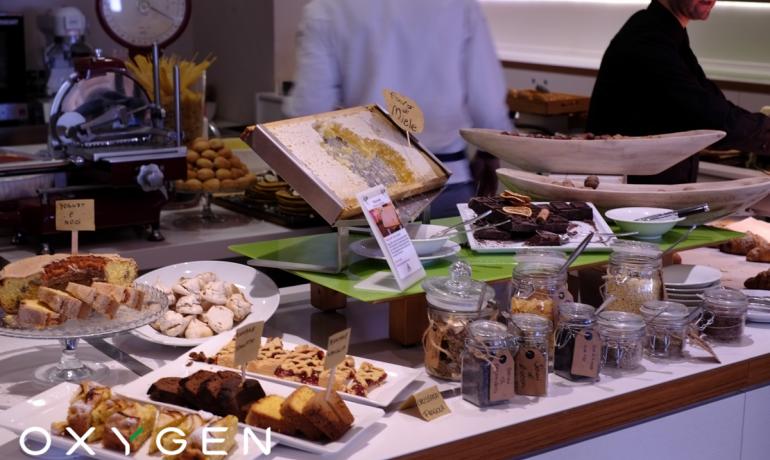 Buffet di dolci e miele in un hotel.