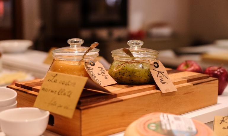 Barattoli di marmellata su un tavolo con etichette.