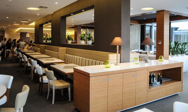 Ristorante moderno con arredi eleganti e atmosfera accogliente.