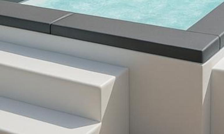 Piscina moderna con acqua cristallina, relax e lusso in ogni dettaglio.