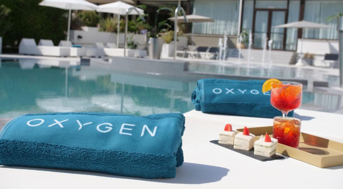 Piscina con asciugamani Oxygen, drink e snack.