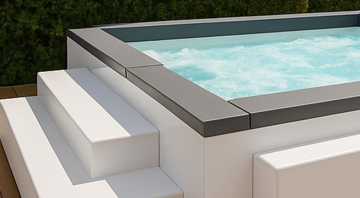 Elegante vasca idromassaggio all'aperto con acqua scintillante e gradini moderni.