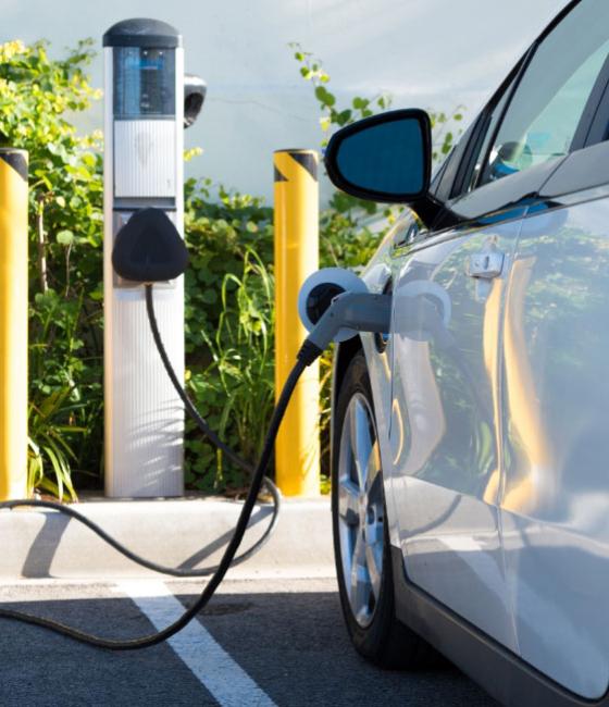 Auto elettrica in carica presso una stazione di ricarica pubblica.