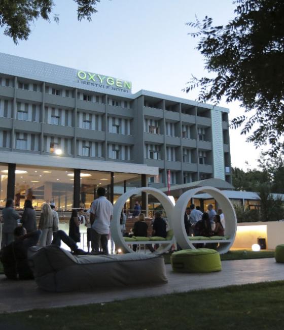 Hotel Oxygen Lifestyle con ospiti che si rilassano all'aperto alla sera.