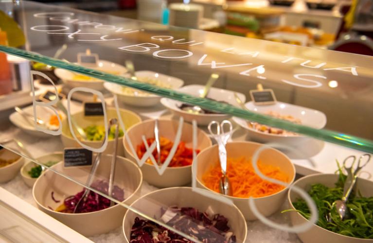 Buffet di insalate fresche con ingredienti colorati.